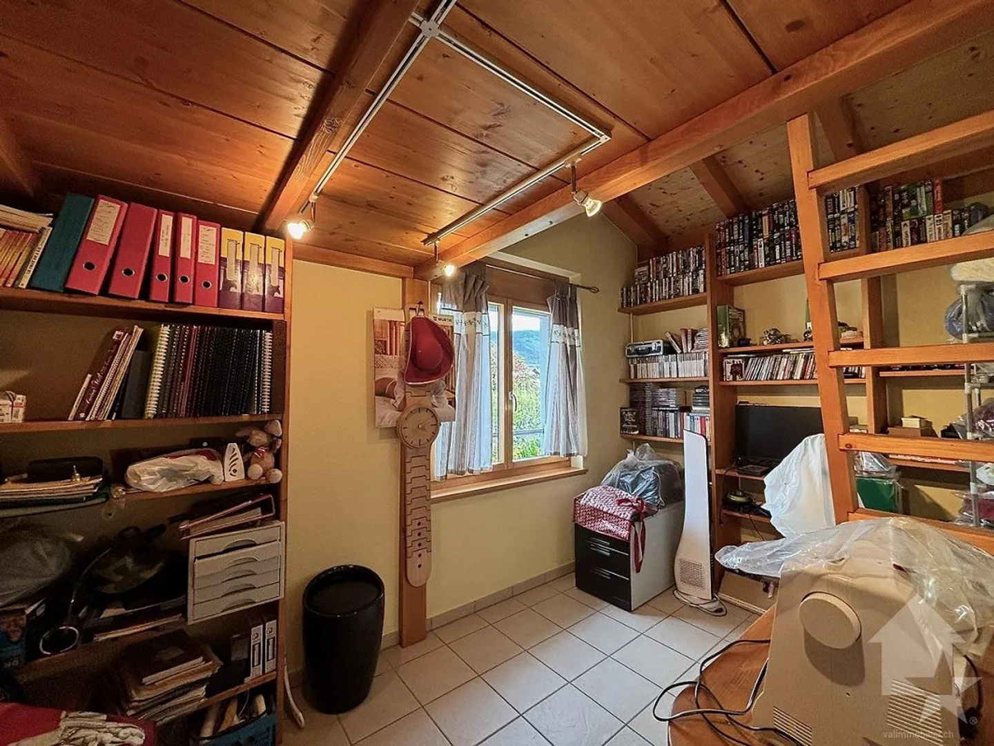 Einfamilienhaus mit großem Außenbereich und Zaun - Foto 9 von 30