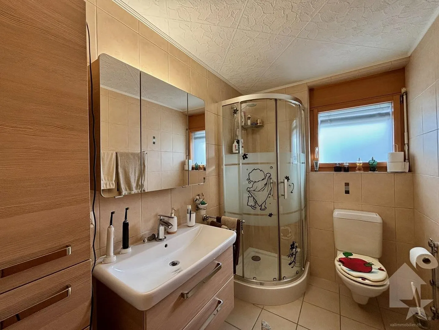 Einfamilienhaus mit großem Außenbereich und Zaun - Foto 14 von 30