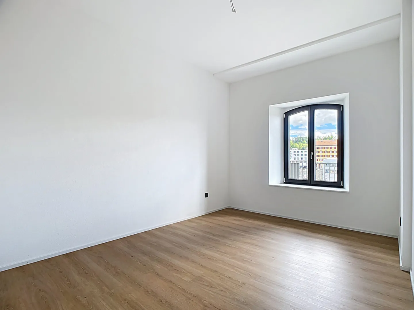 2.5-Room Half-Timbered Apartment with Balcony - Photo 6 of 11