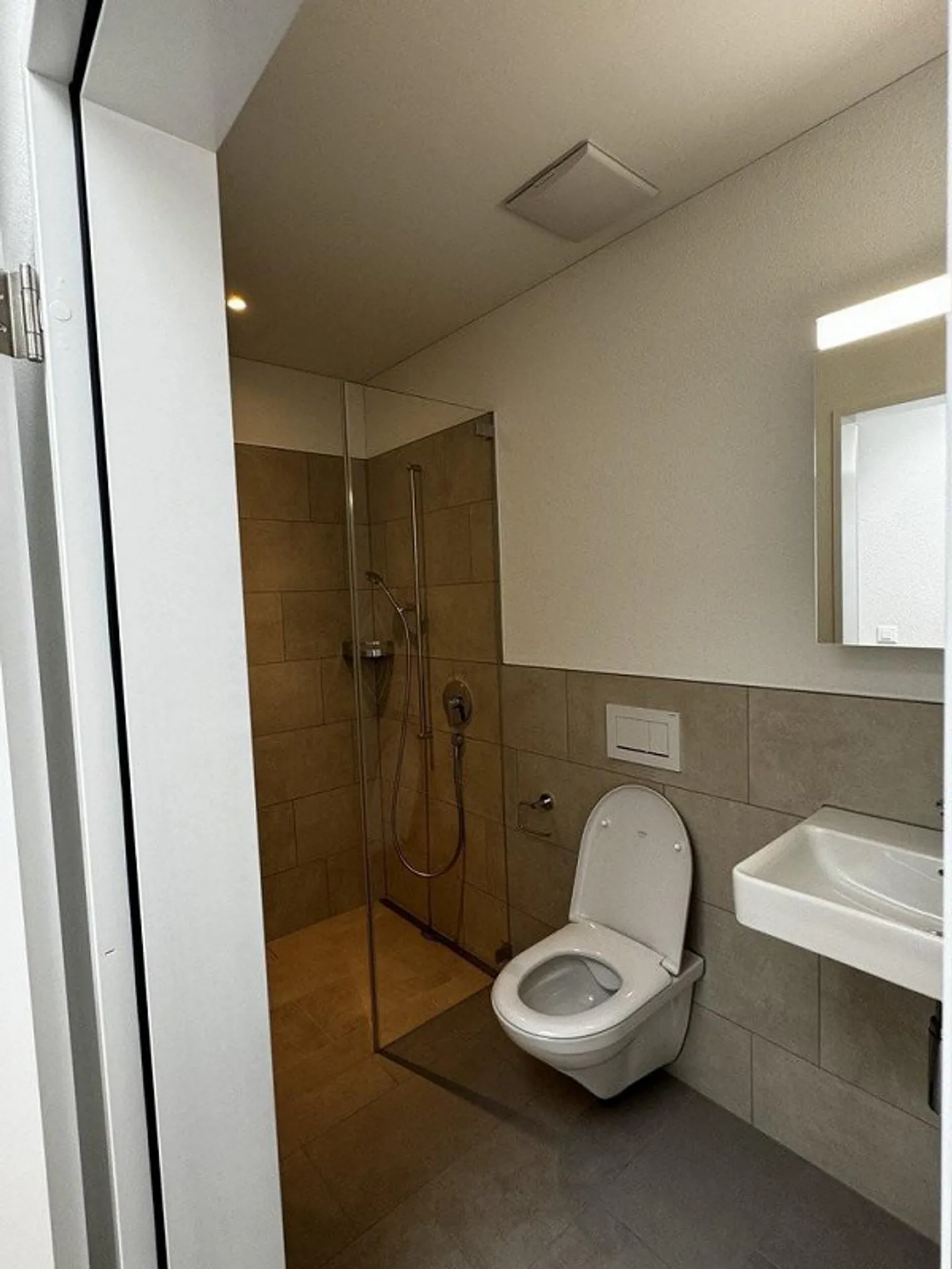 Moderne Attikawohnung mit Terrasse - Foto 8 von 9