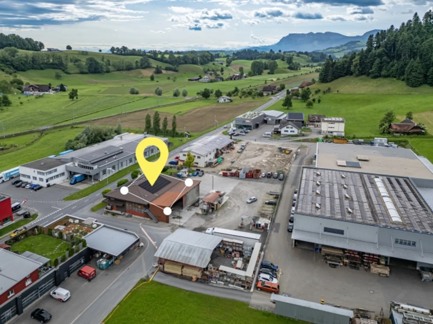 Propriété avec potentiel de développement - Photo 1 sur 8