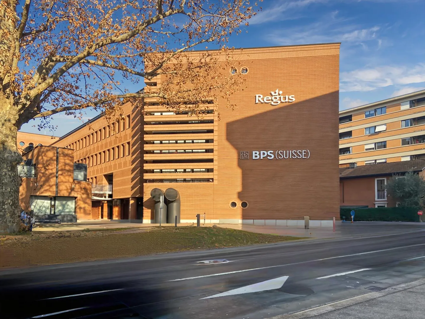All-inclusive access to professional offices for 3 people at Regus City Centre - Photo 2 of 12