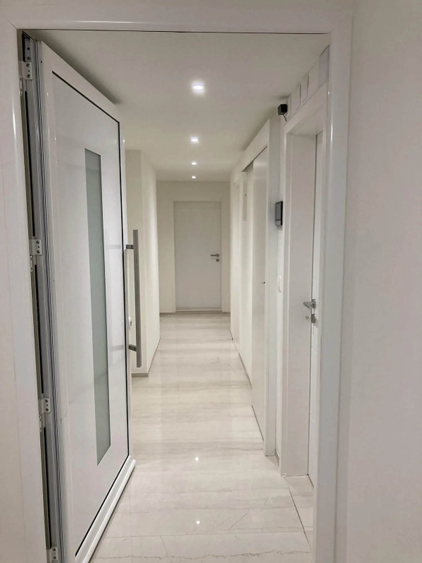 Exclusif & Première location après rénovation complète : Moderne 2.5 pièces - Photo 1 sur 8