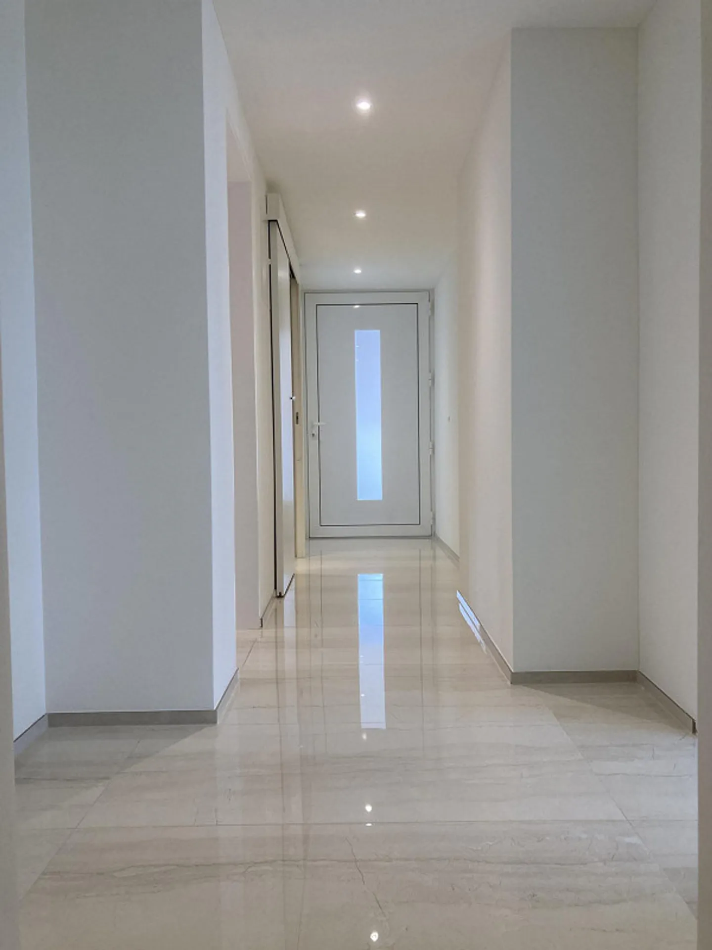 Exclusif & Première location après rénovation complète : Moderne 2.5 pièces - Photo 2 sur 8