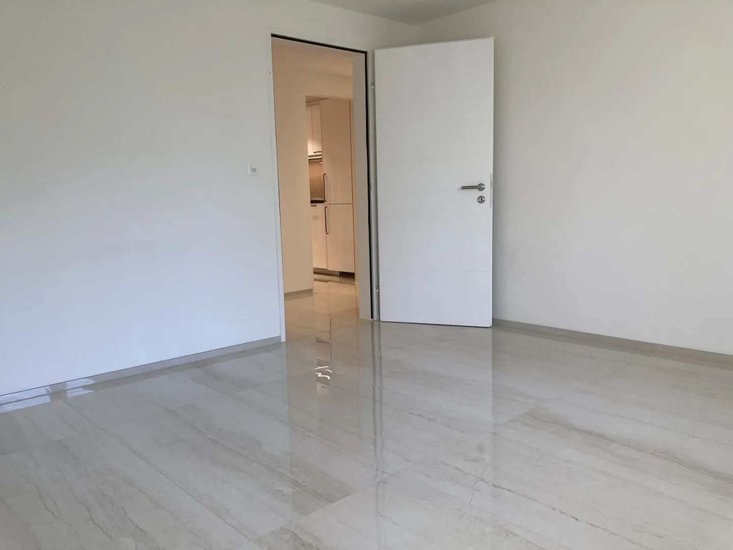 Exclusif & Première location après rénovation complète : Moderne 2.5 pièces - Photo 3 sur 8