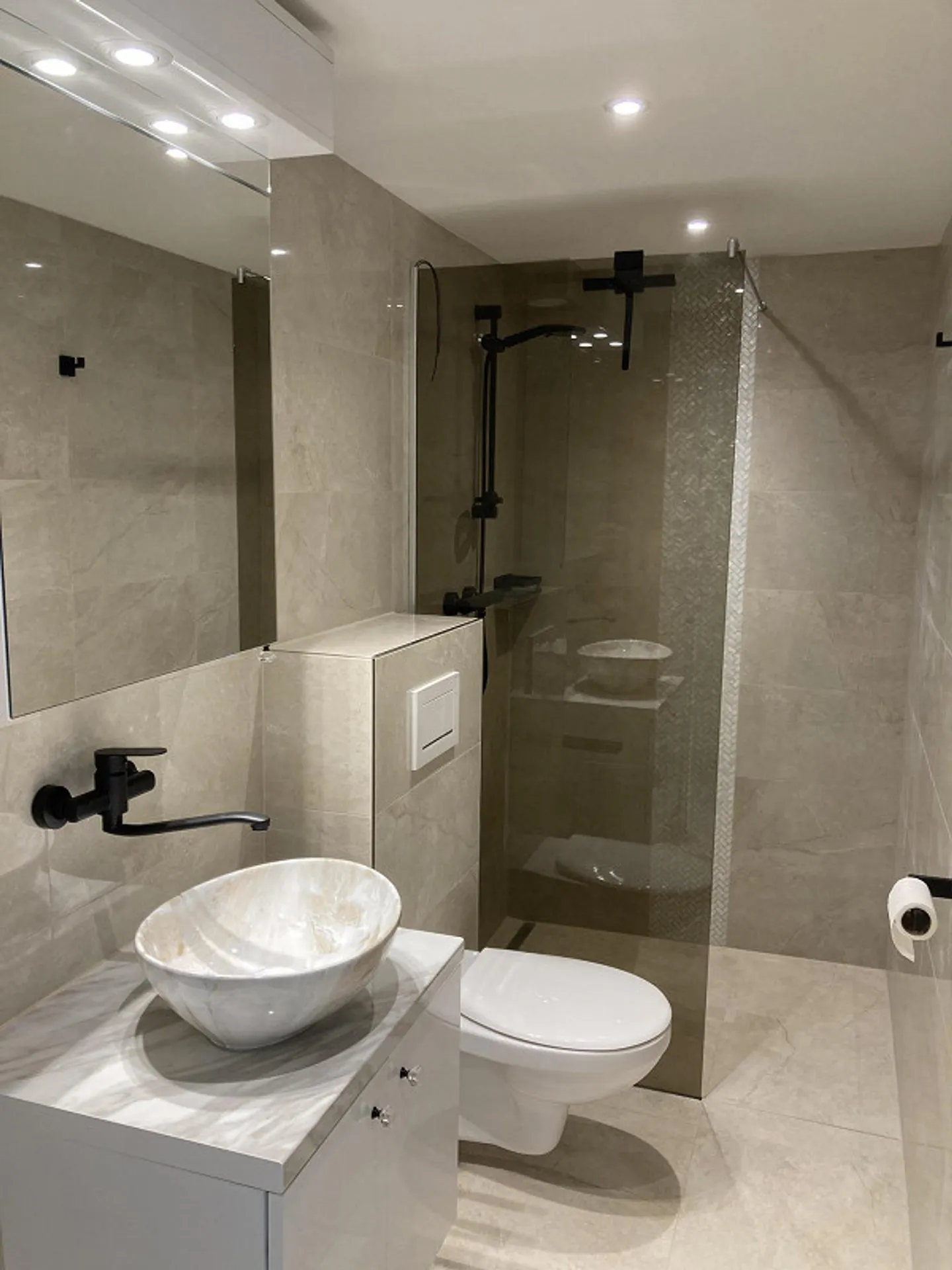 Exclusif & Première location après rénovation complète : Moderne 2.5 pièces - Photo 7 sur 8