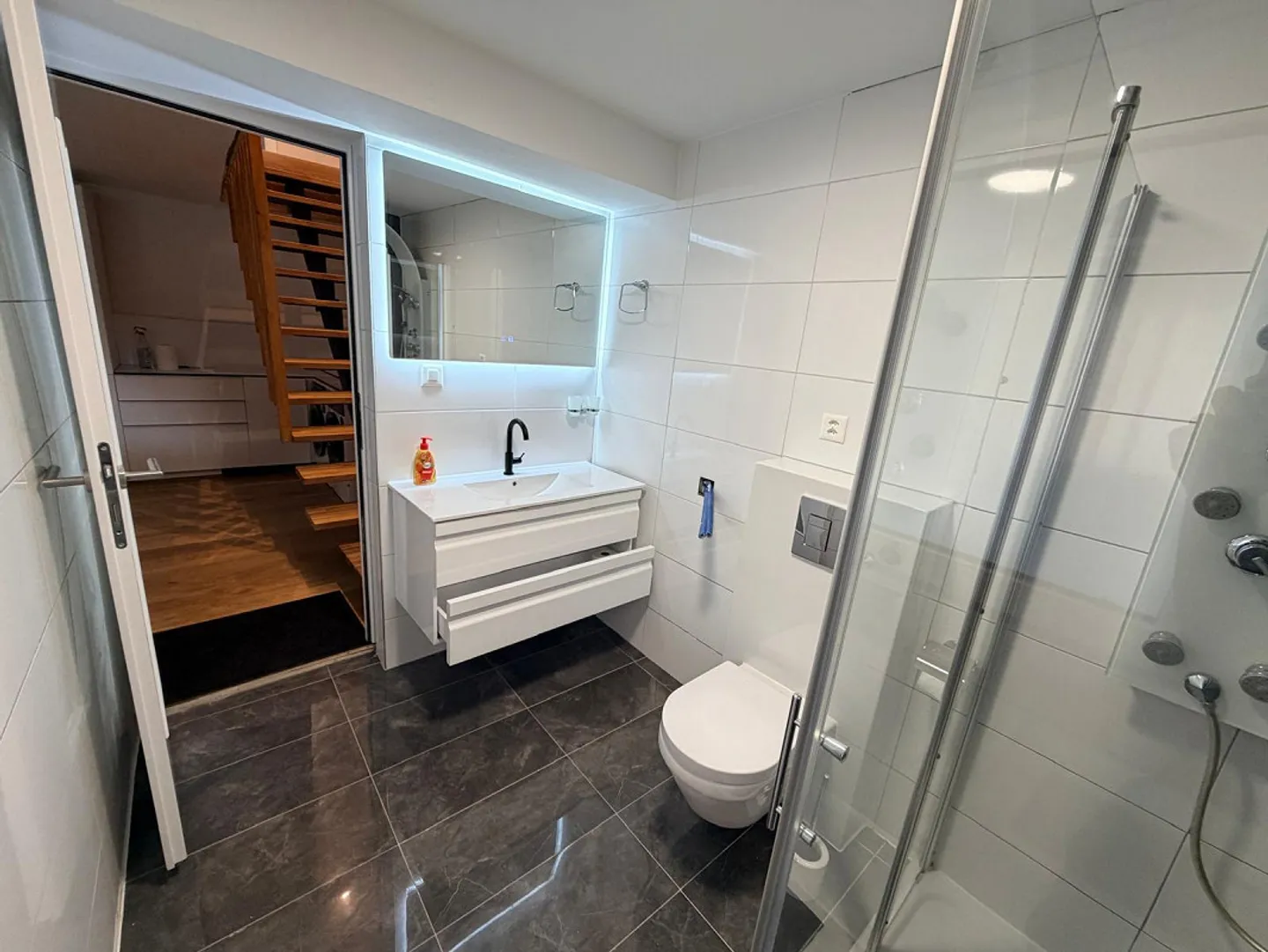 Charmante 5.5-Zimmer-Maisonette-Wohnung in historischem Gebäude - Foto 6 von 15