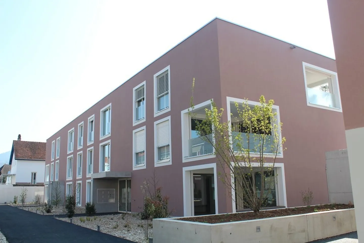 Modern and centrally located 2.5-room apartment with loggia - Photo 1 of 7