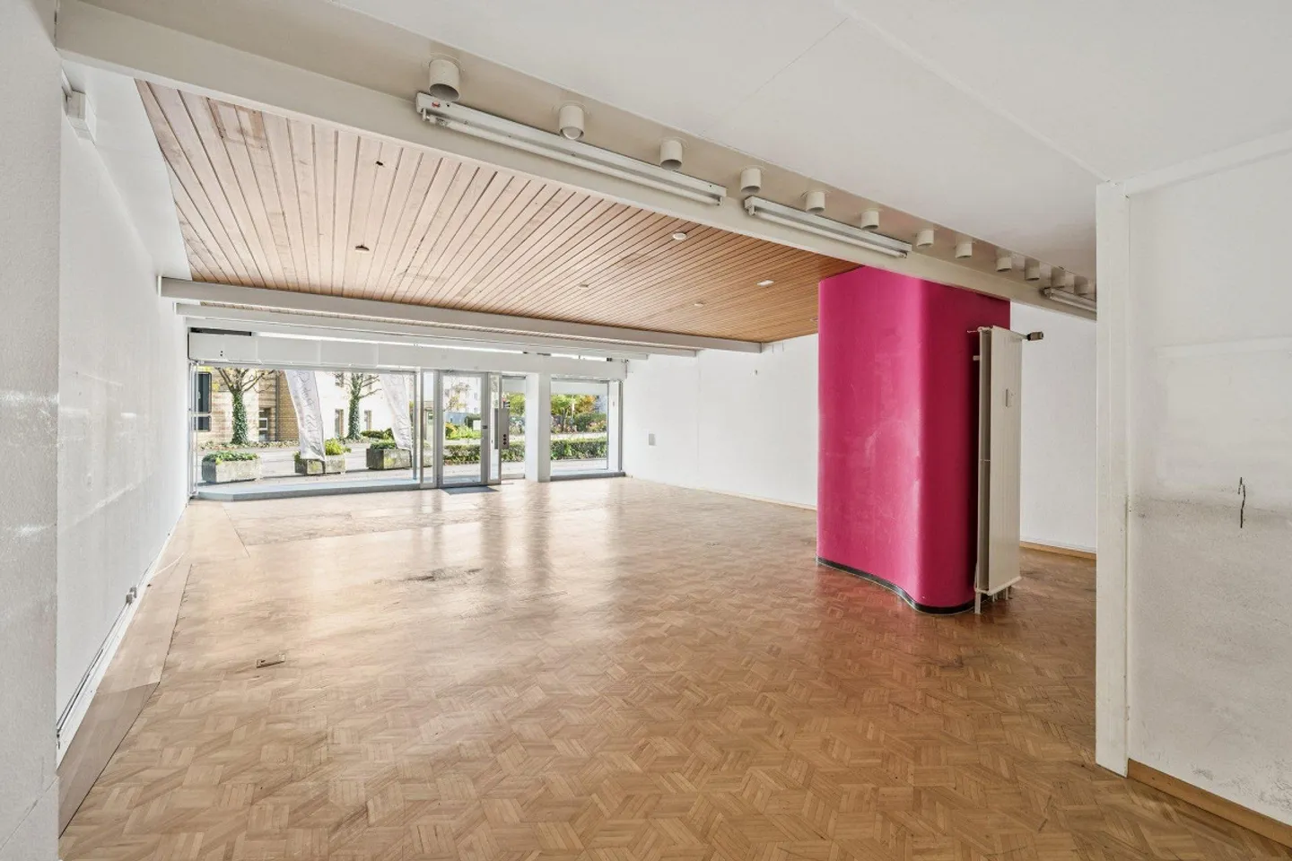 Attraente spazio commerciale con grande vetrina in una posizione privilegiata - Foto 2 di 10