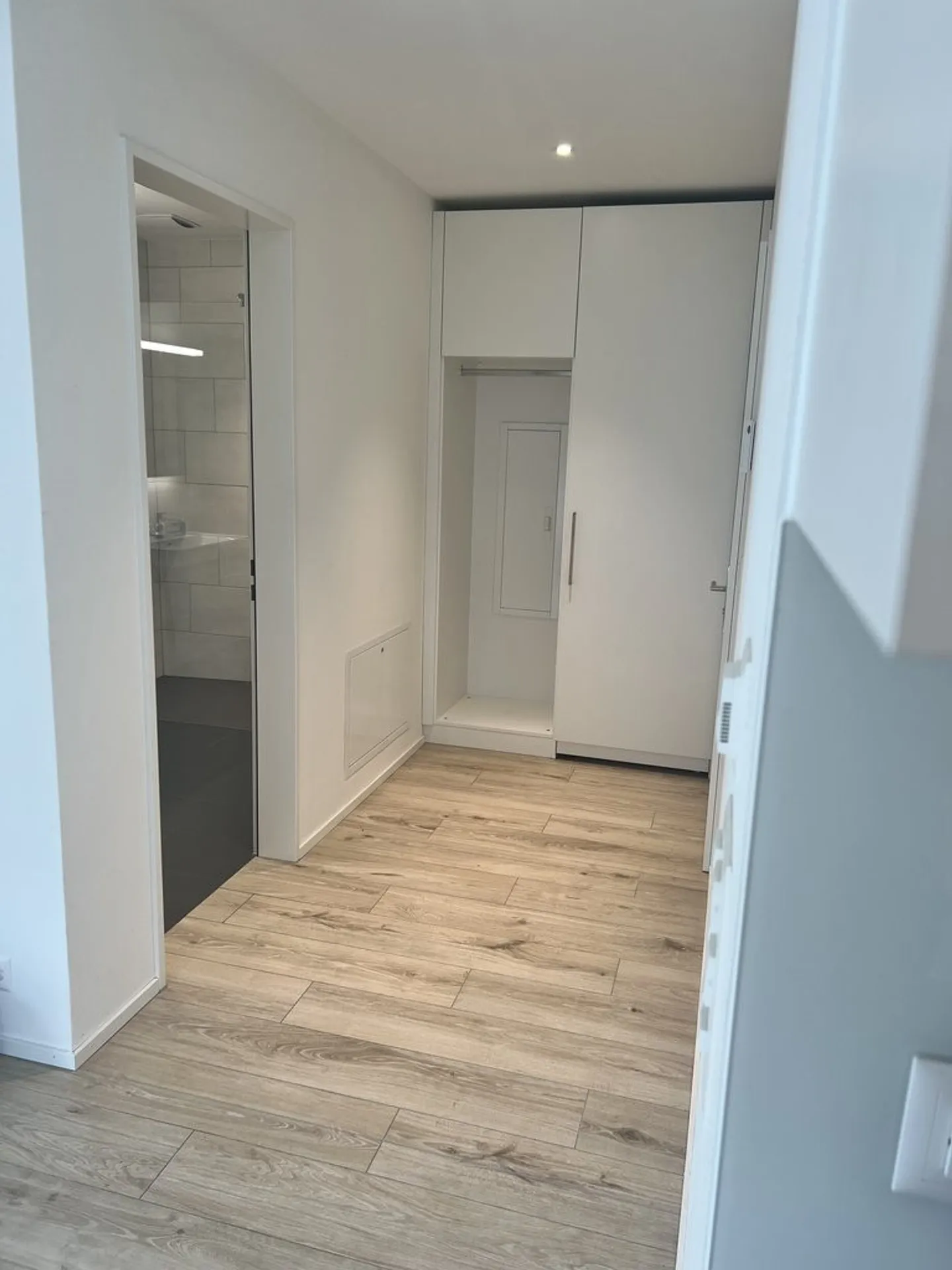 Modern and centrally located 2.5-room apartment with loggia - Photo 2 of 7
