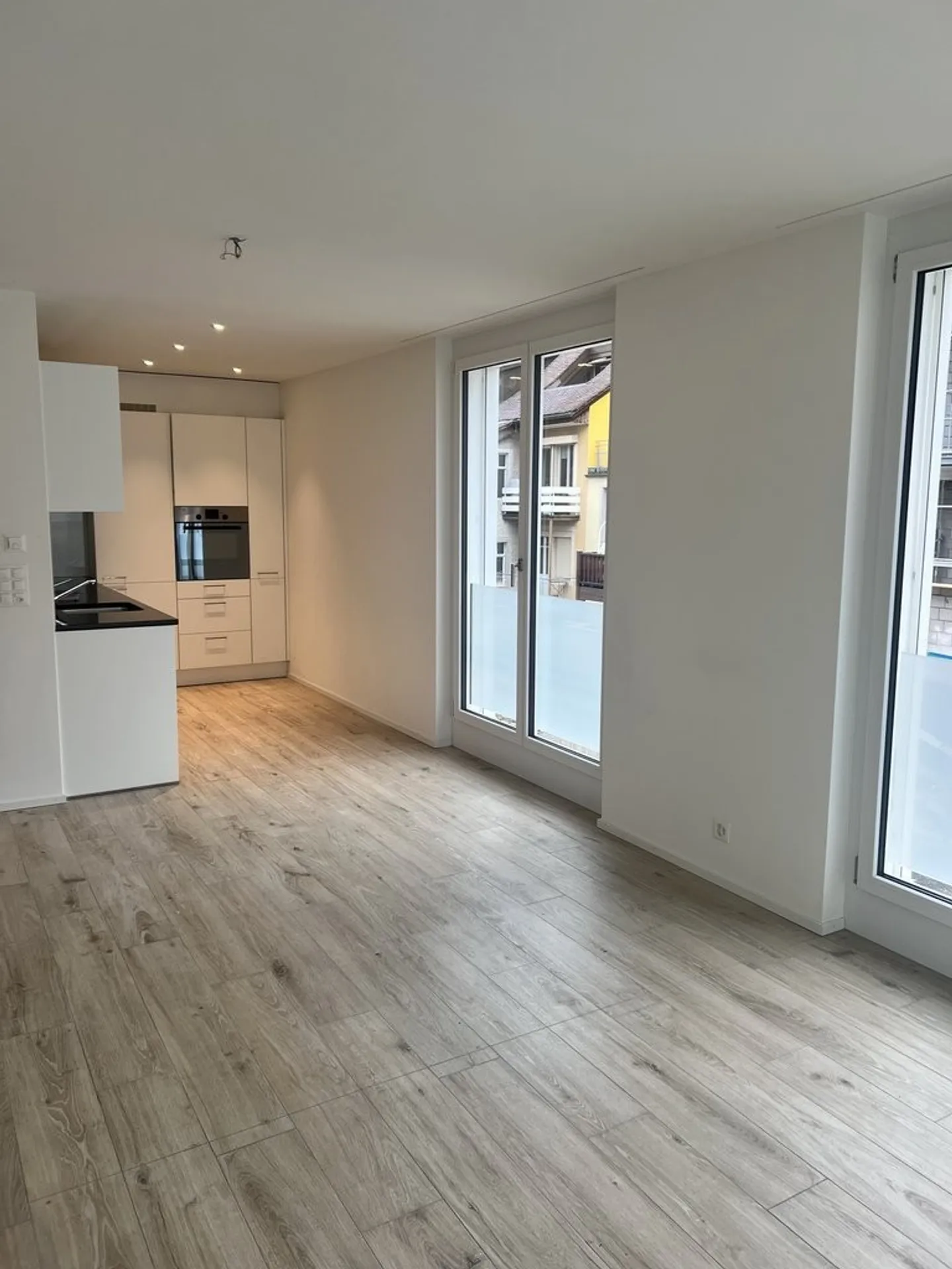 Modern and centrally located 2.5-room apartment with loggia - Photo 3 of 7