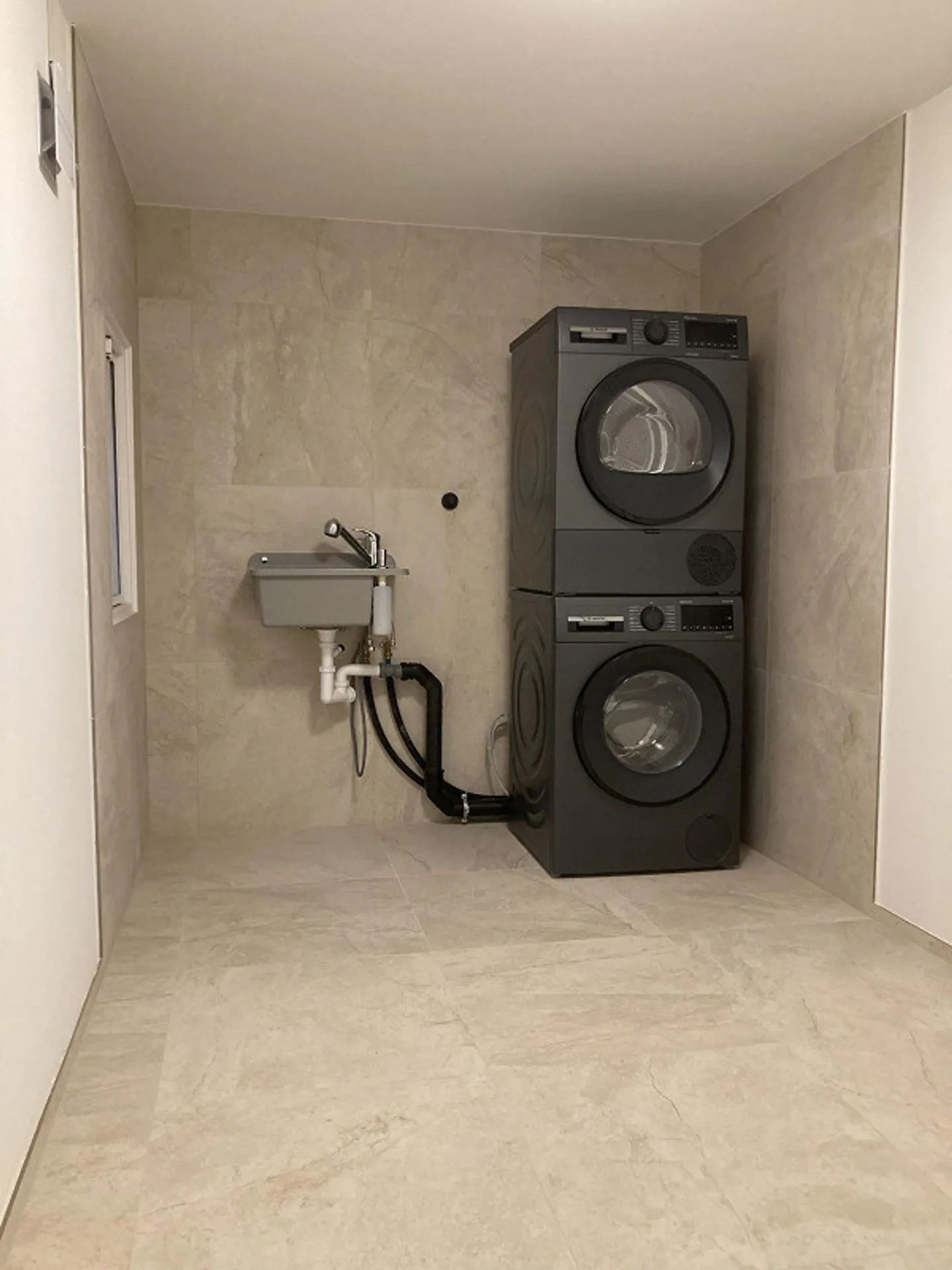 Exclusif & Première location après rénovation complète : Moderne 2.5 pièces - Photo 8 sur 8