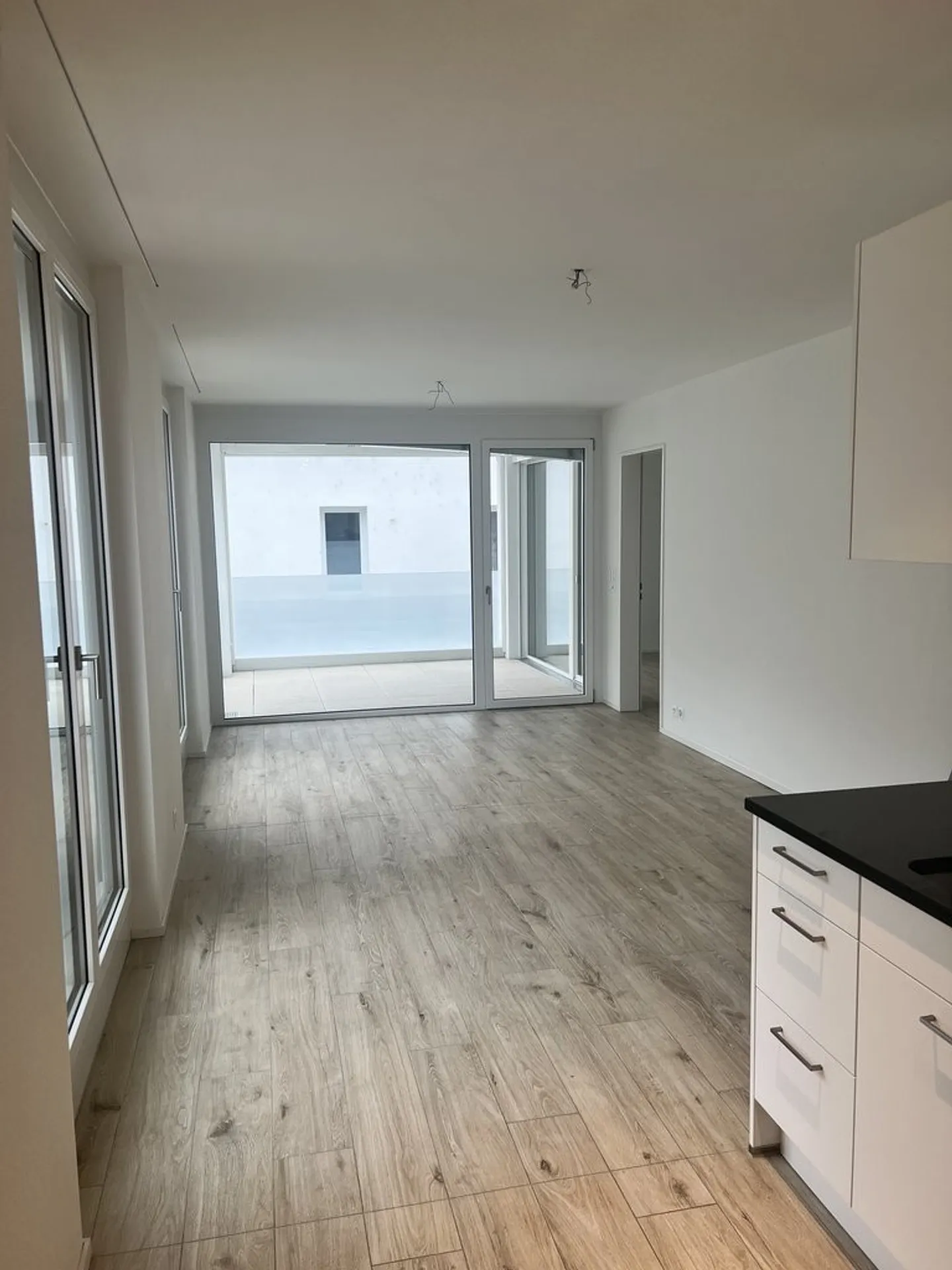 Modern and centrally located 2.5-room apartment with loggia - Photo 4 of 7