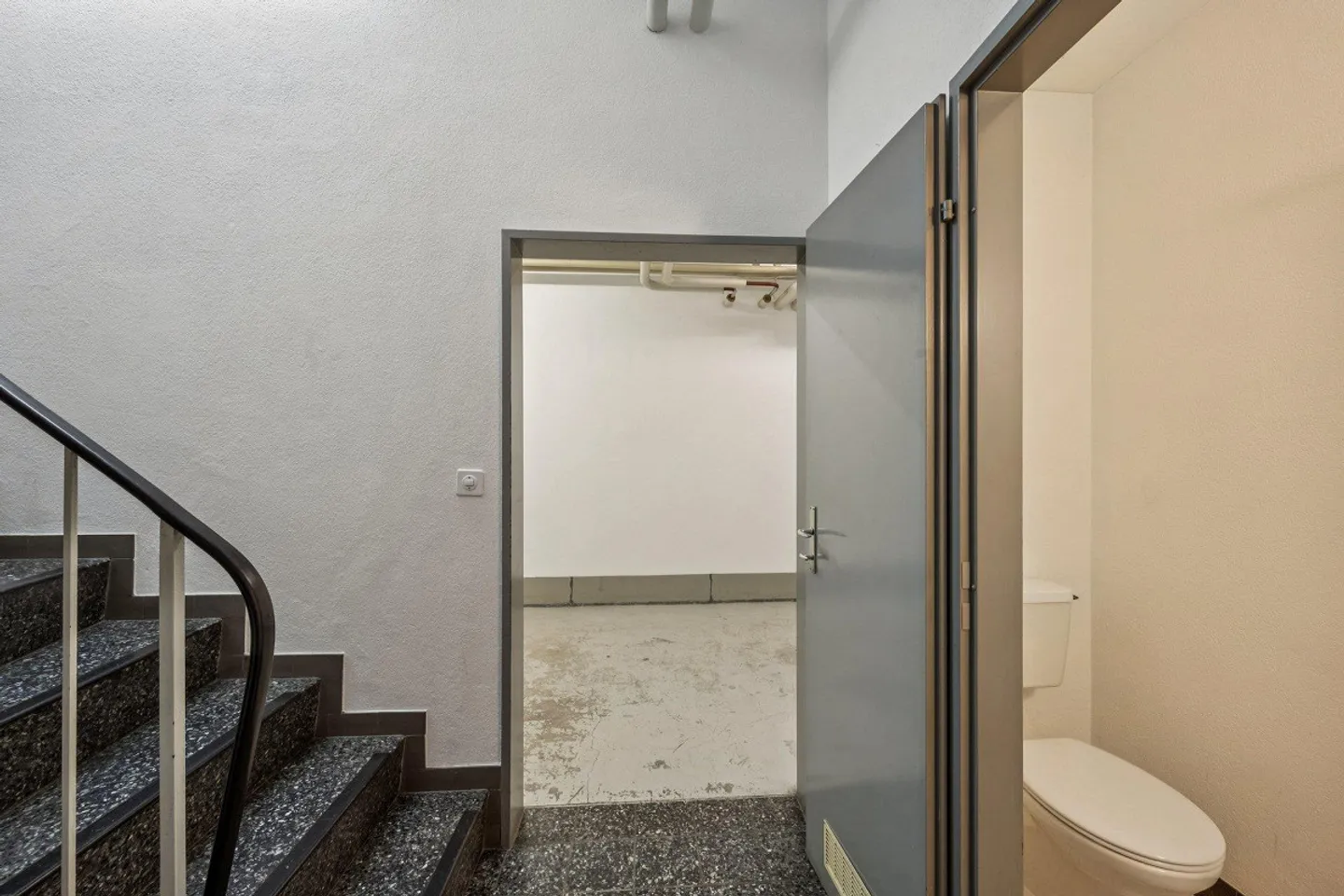 Attraente spazio commerciale con grande vetrina in una posizione privilegiata - Foto 9 di 10