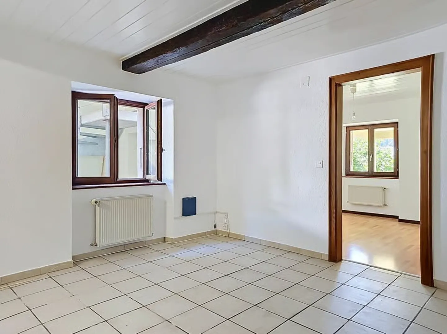 Appartement rénové au rez-de-chaussée - Photo 2 sur 12