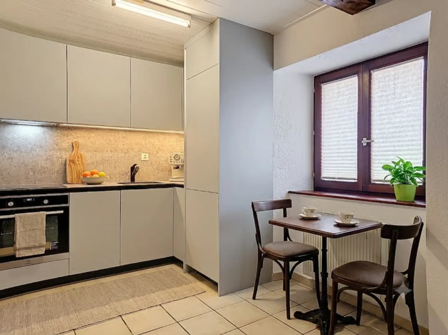 Appartement rénové au rez-de-chaussée - Photo 3 sur 12