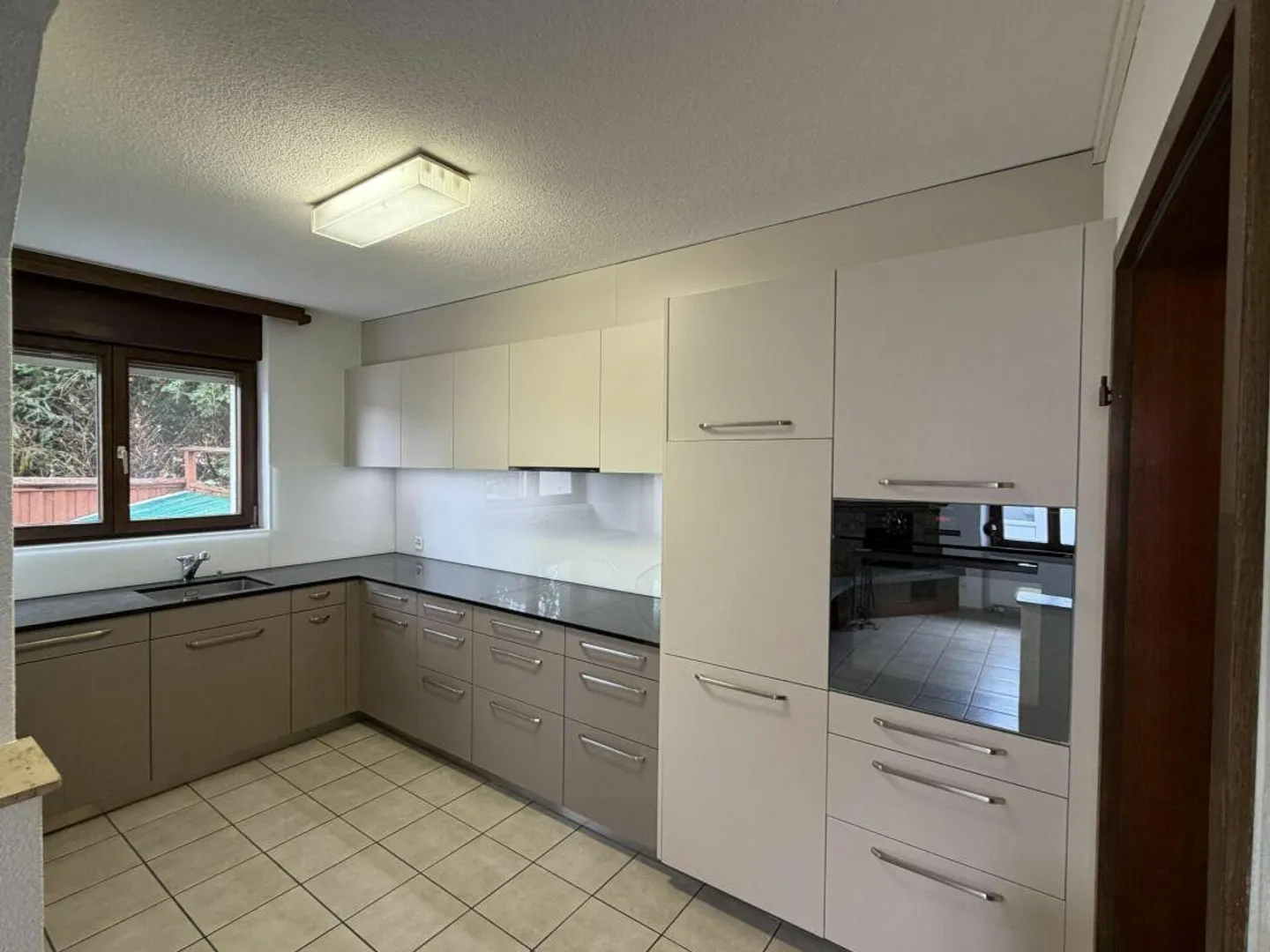 Charming Residential House in Central Location (350 m from Schaffhausen Train Station) - Photo 2 of 30