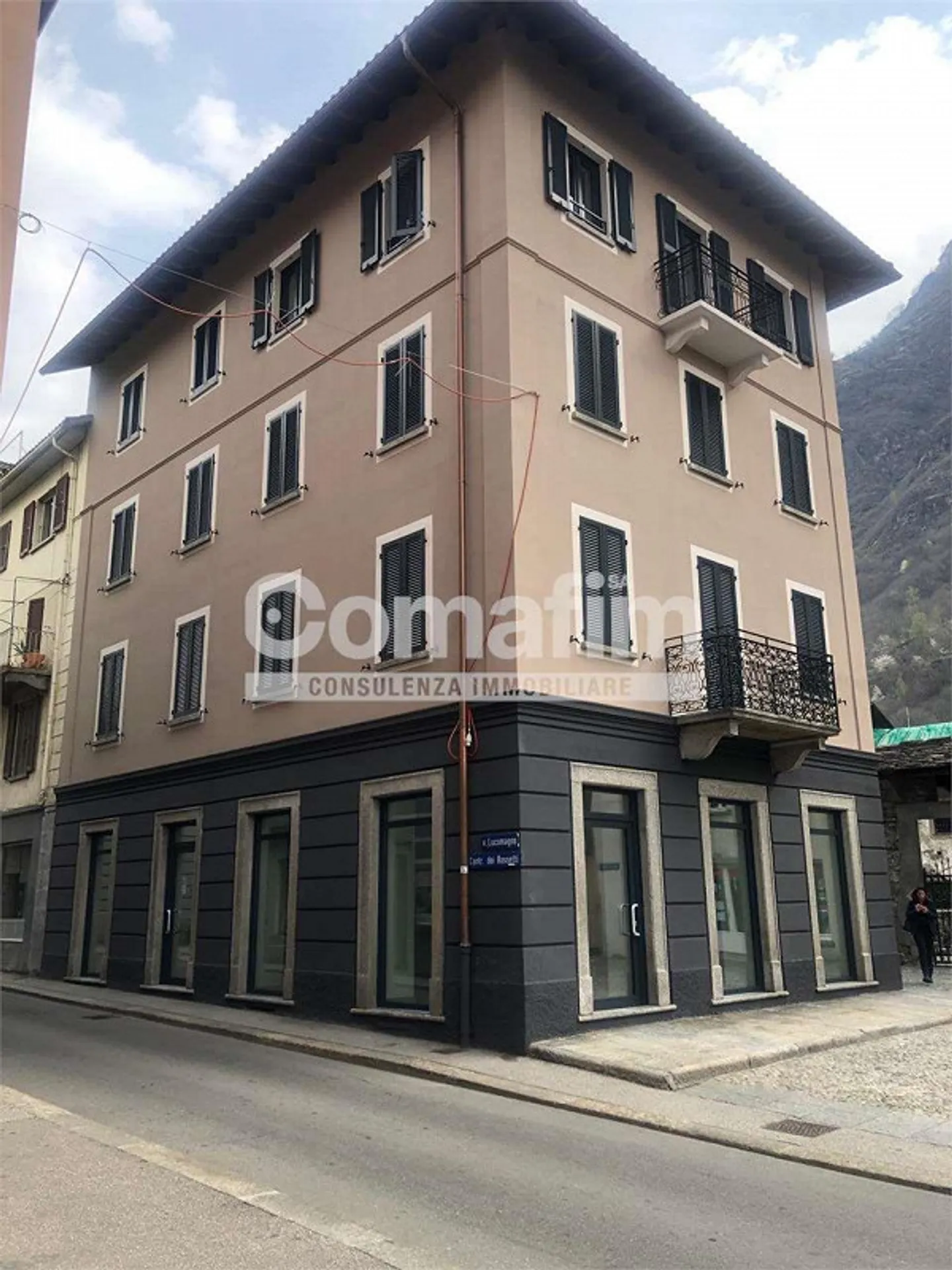 Spazio commerciale nel centro di Biasca - Foto 1 di 10