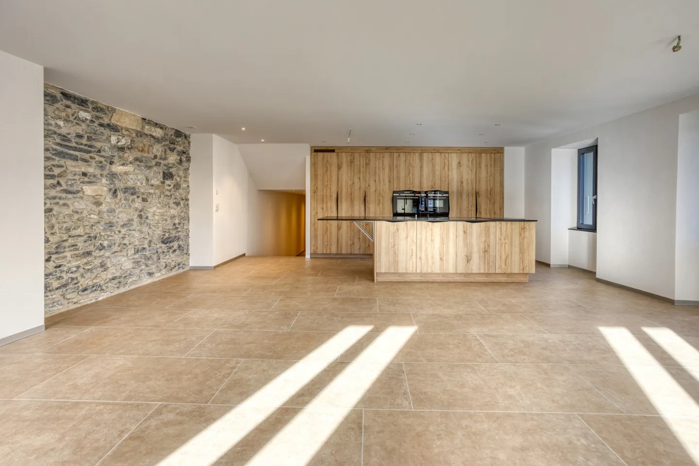 GERÄUMIG UND HELL - Foto 1 von 13