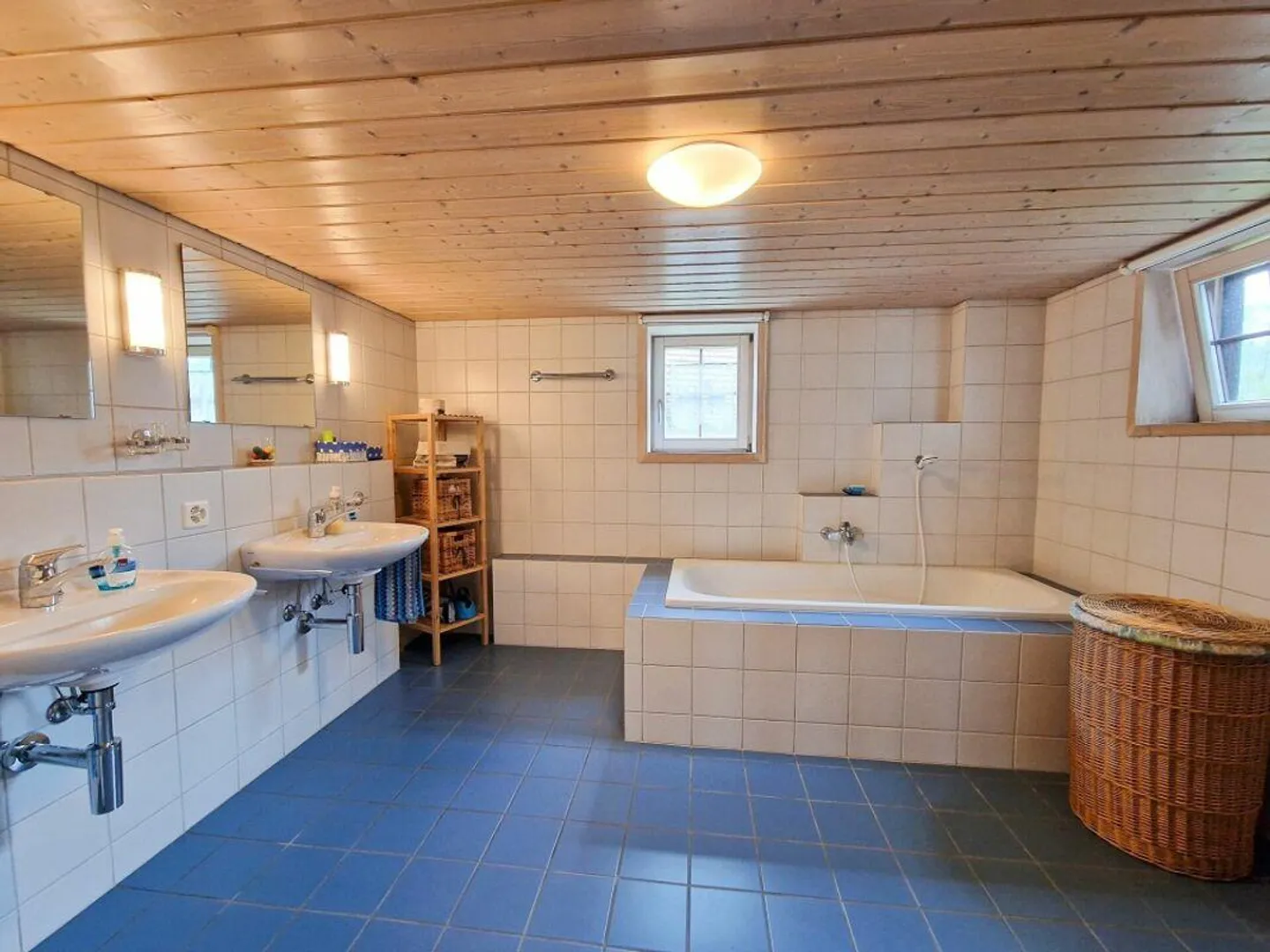 Maison en bois familiale avec beaucoup d'espace, de charme et d'énergie durable - Photo 7 sur 15