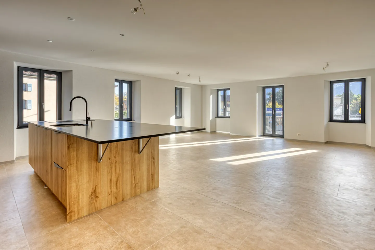 GERÄUMIG UND HELL - Foto 2 von 13