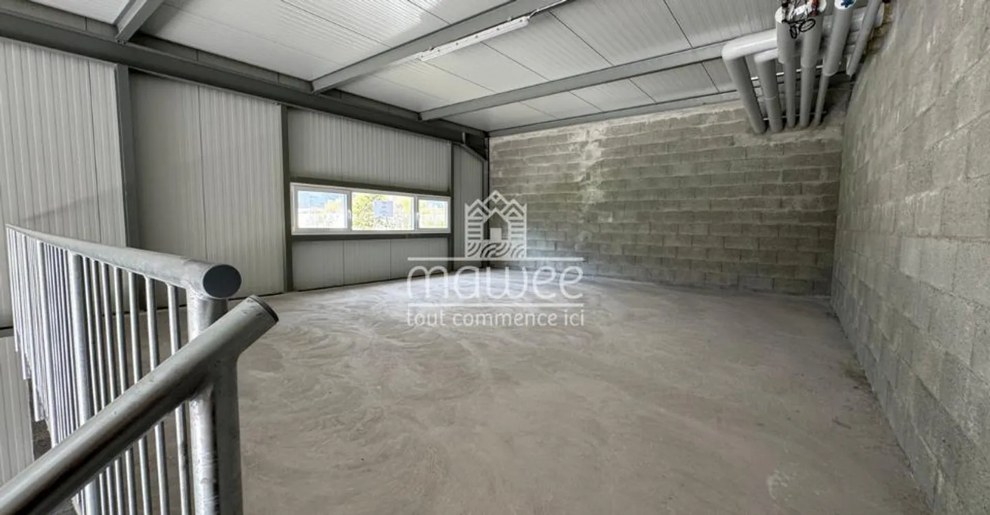Large Box of 179 m2 in Saxon - Photo 2 of 5