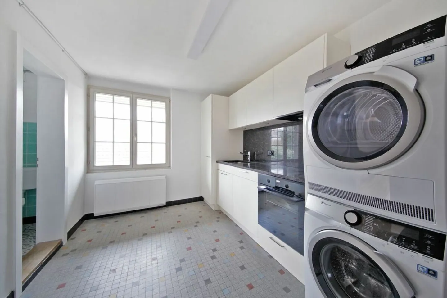 Renovated 6-bedroom apartment with lots of charm and private garden! - Photo 7 of 12