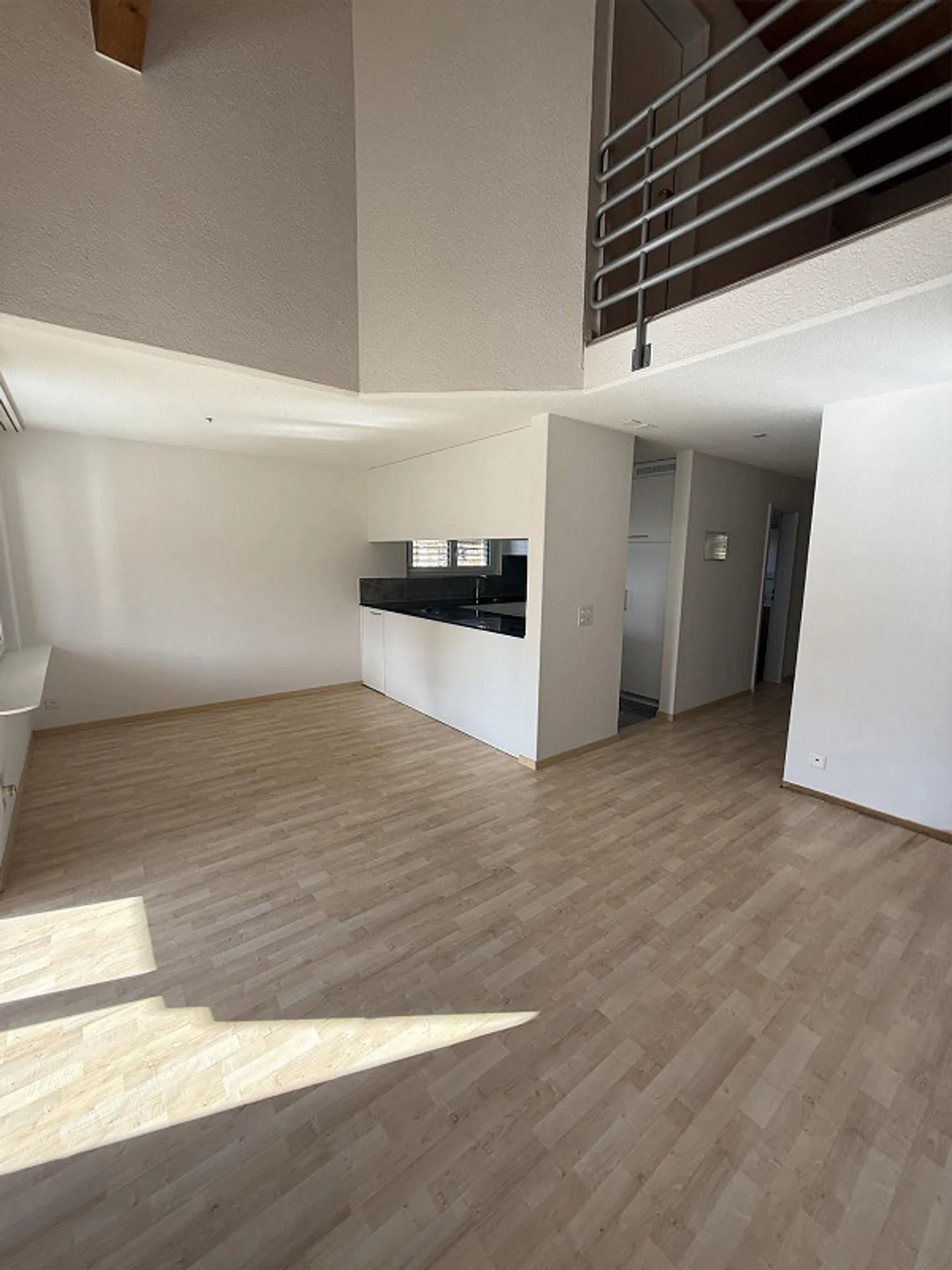 Appartamento duplex di 5,5 stanze appena ristrutturato in affitto - Foto 2 di 30