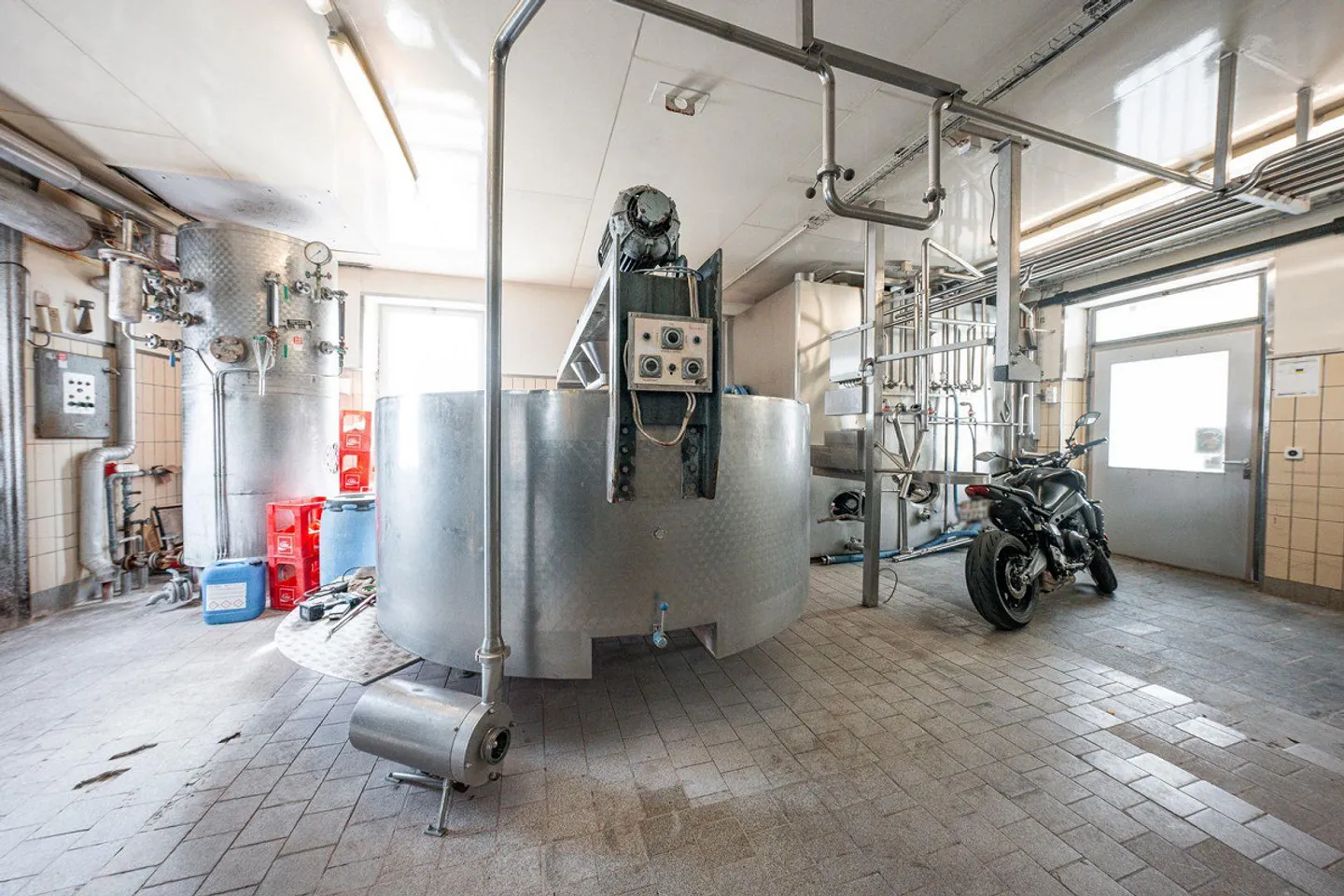 Edificio residenziale e commerciale con annessi - Foto 8 di 13