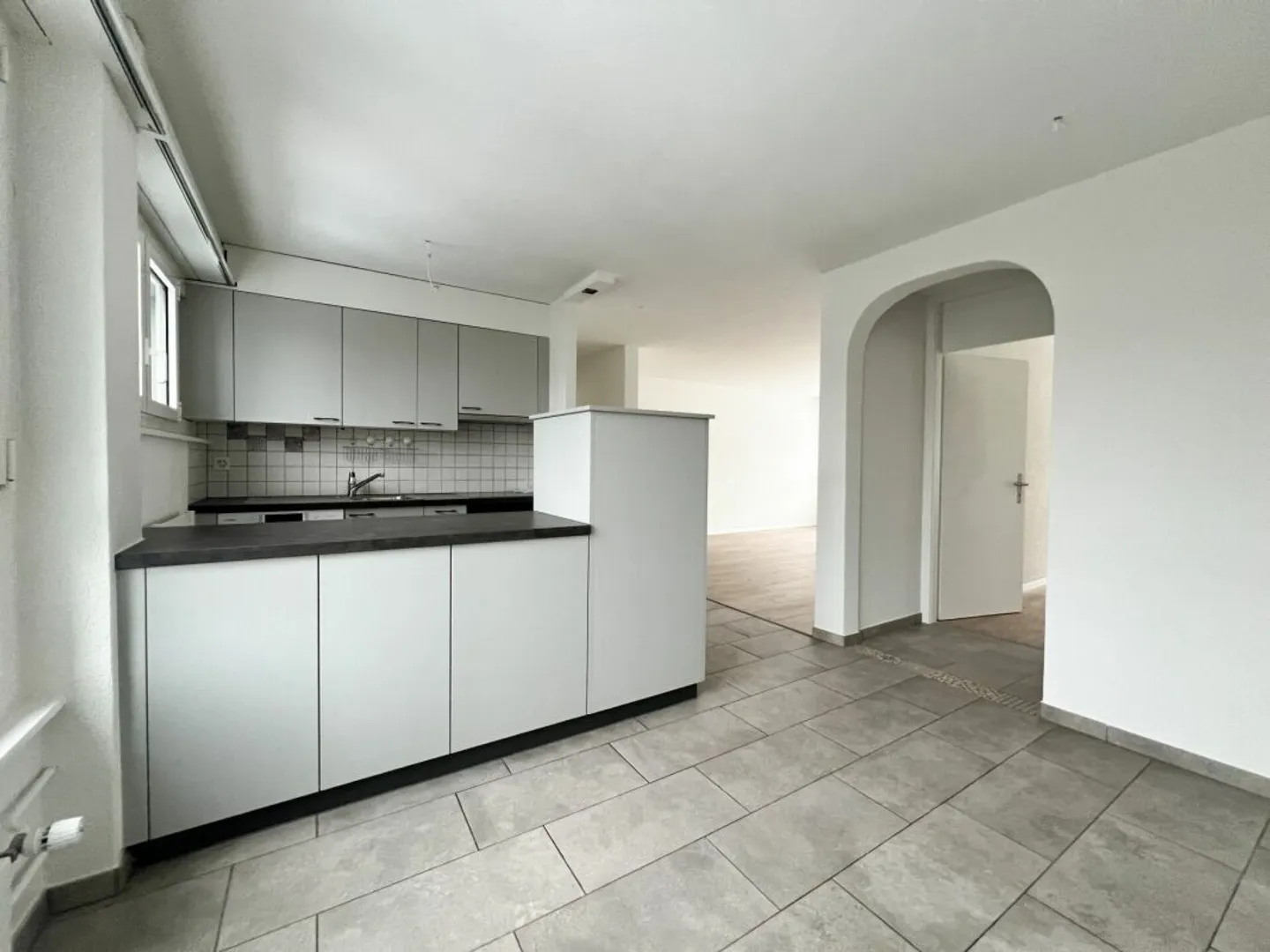 Renovated 5.5-room apartment! - Photo 2 of 11