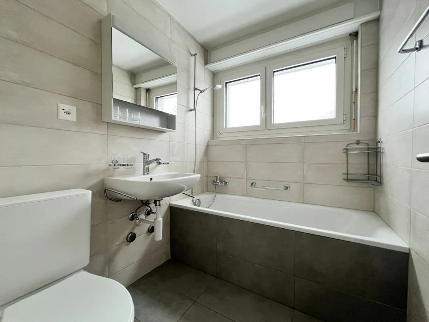 Renovated 5.5-room apartment! - Photo 5 of 11