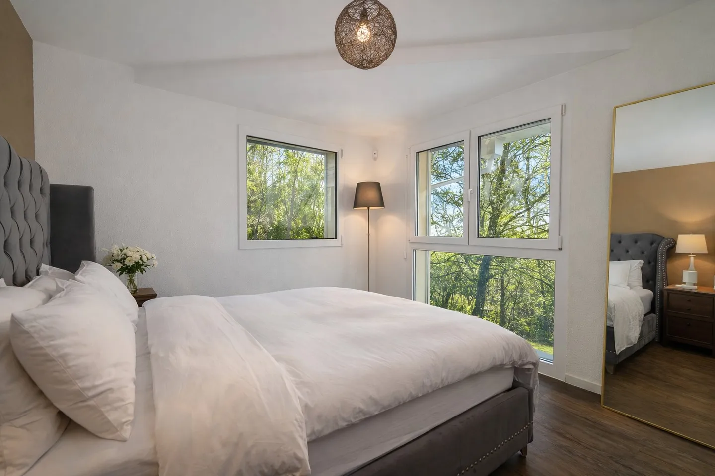 Modern Villa with Garden and Forest View - Photo 4 of 16