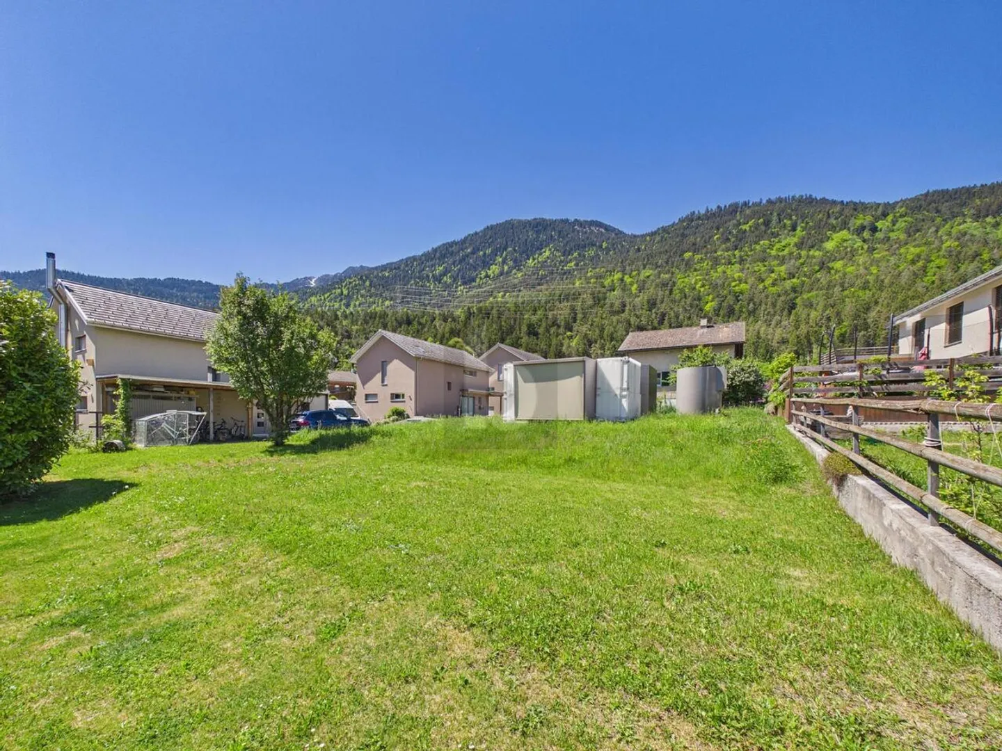 Nouveau bâtiment familial dans un emplacement calme - Photo 2 sur 5