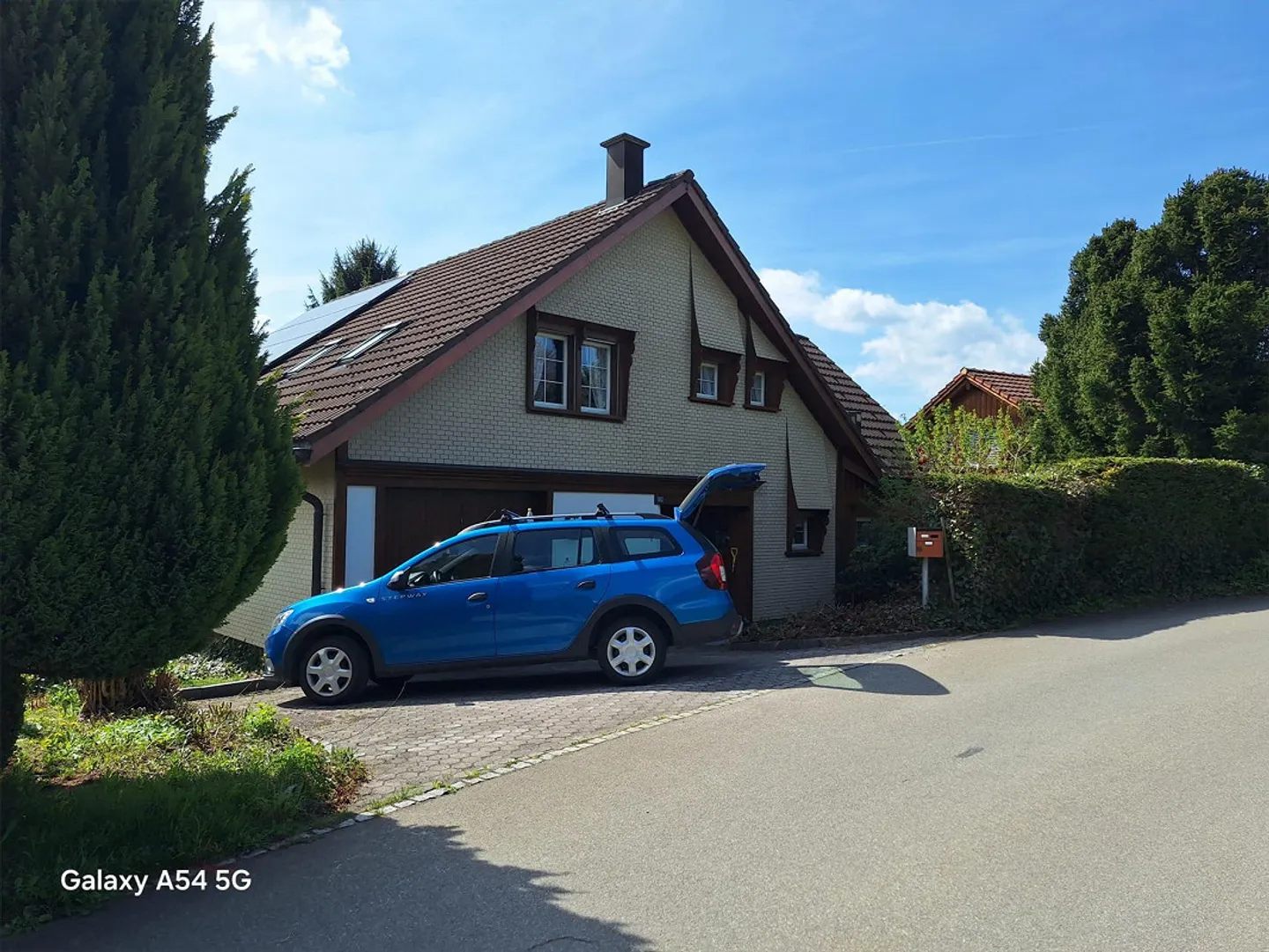 Charmantes Haus mit Garten - Foto 2 von 4