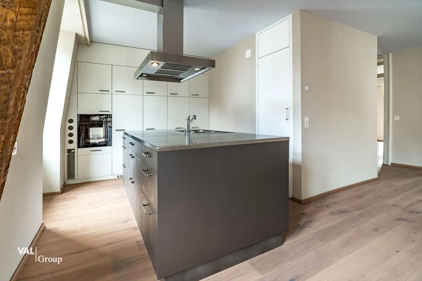 Dreamlike 5.5-Room Duplex Apartment in the Heart of Brig - Urban Charm Meets Modern Comfort - Photo 2 of 13