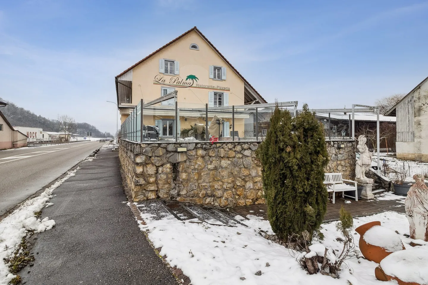 Investment property with established gastronomy business and residential use - Photo 9 of 11