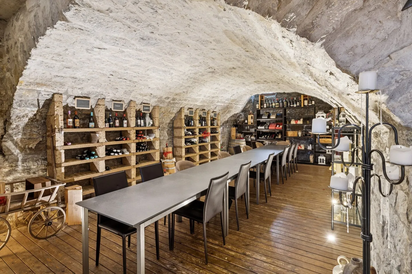 Investment property with established gastronomy business and residential use - Photo 6 of 11