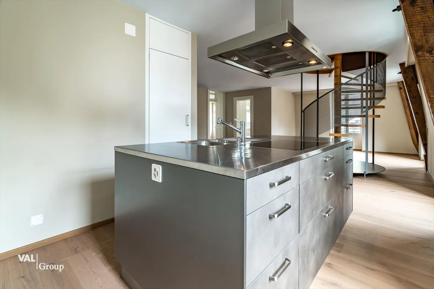 Dreamlike 5.5-Room Duplex Apartment in the Heart of Brig - Urban Charm Meets Modern Comfort - Photo 3 of 13