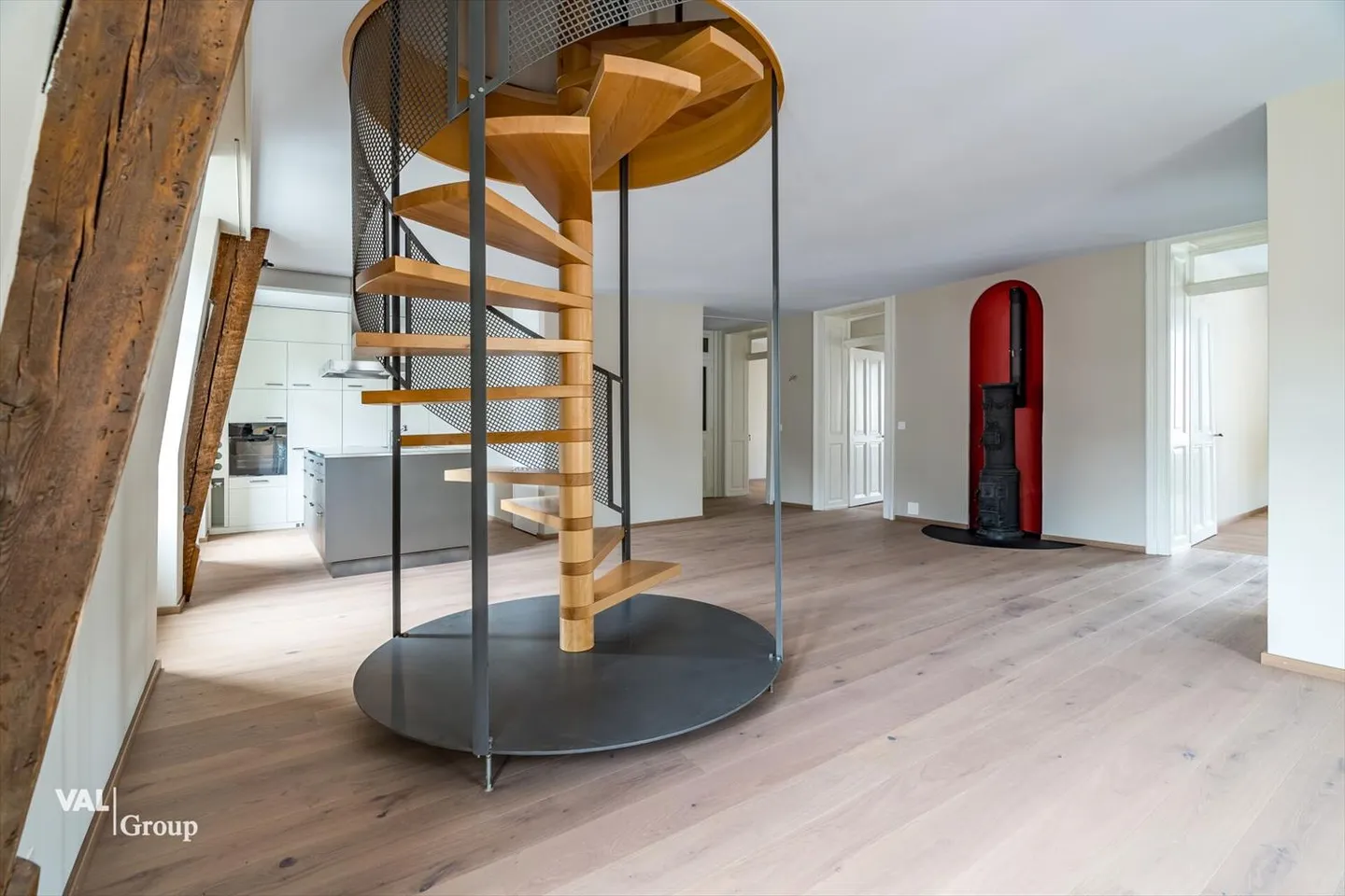Dreamlike 5.5-Room Duplex Apartment in the Heart of Brig - Urban Charm Meets Modern Comfort - Photo 4 of 13