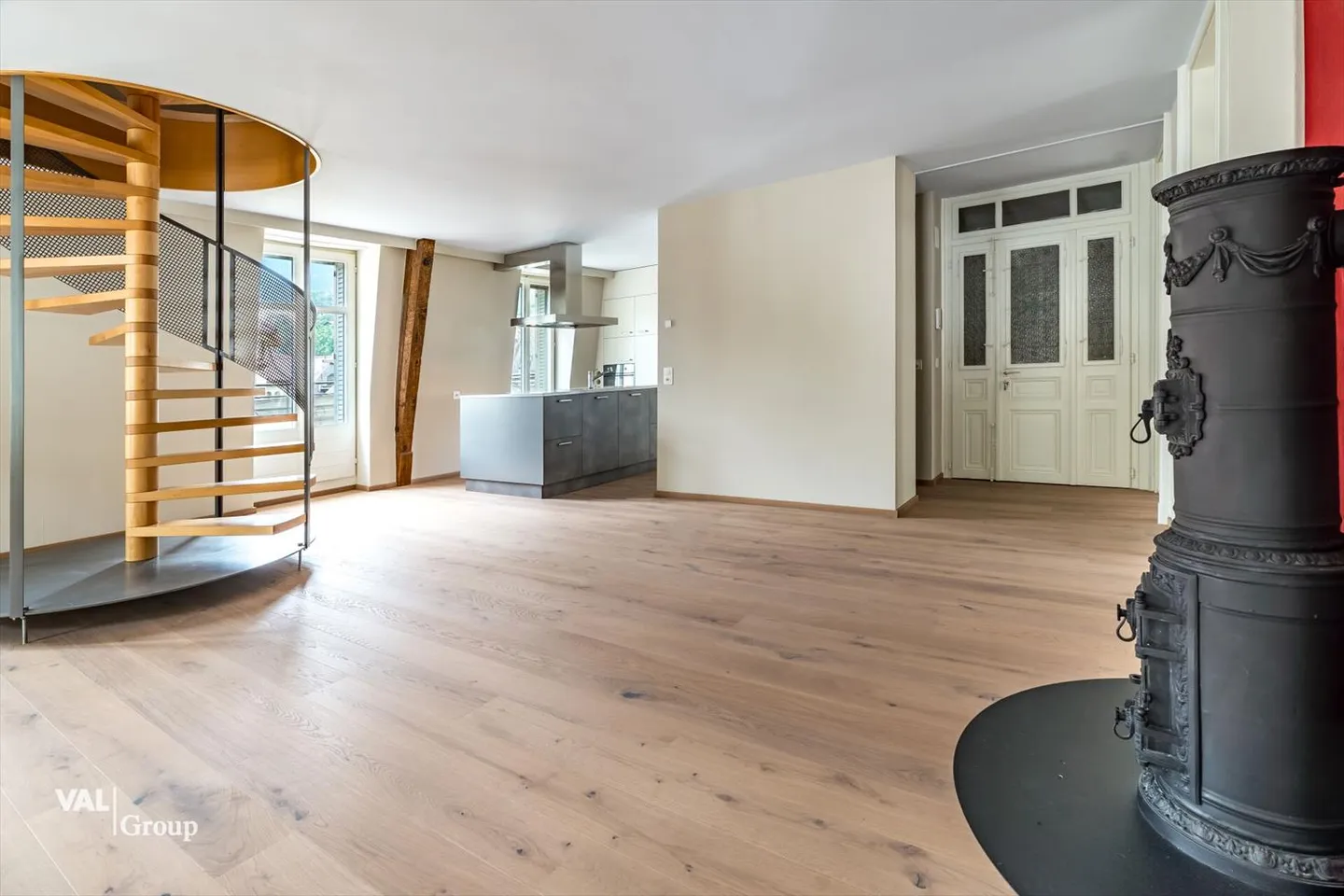 Dreamlike 5.5-Room Duplex Apartment in the Heart of Brig - Urban Charm Meets Modern Comfort - Photo 5 of 13