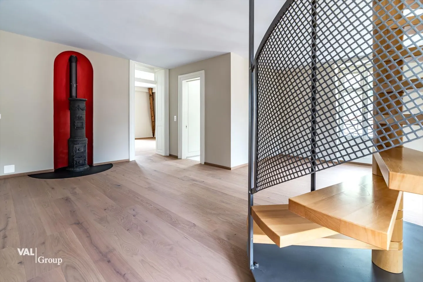 Dreamlike 5.5-Room Duplex Apartment in the Heart of Brig - Urban Charm Meets Modern Comfort - Photo 7 of 13