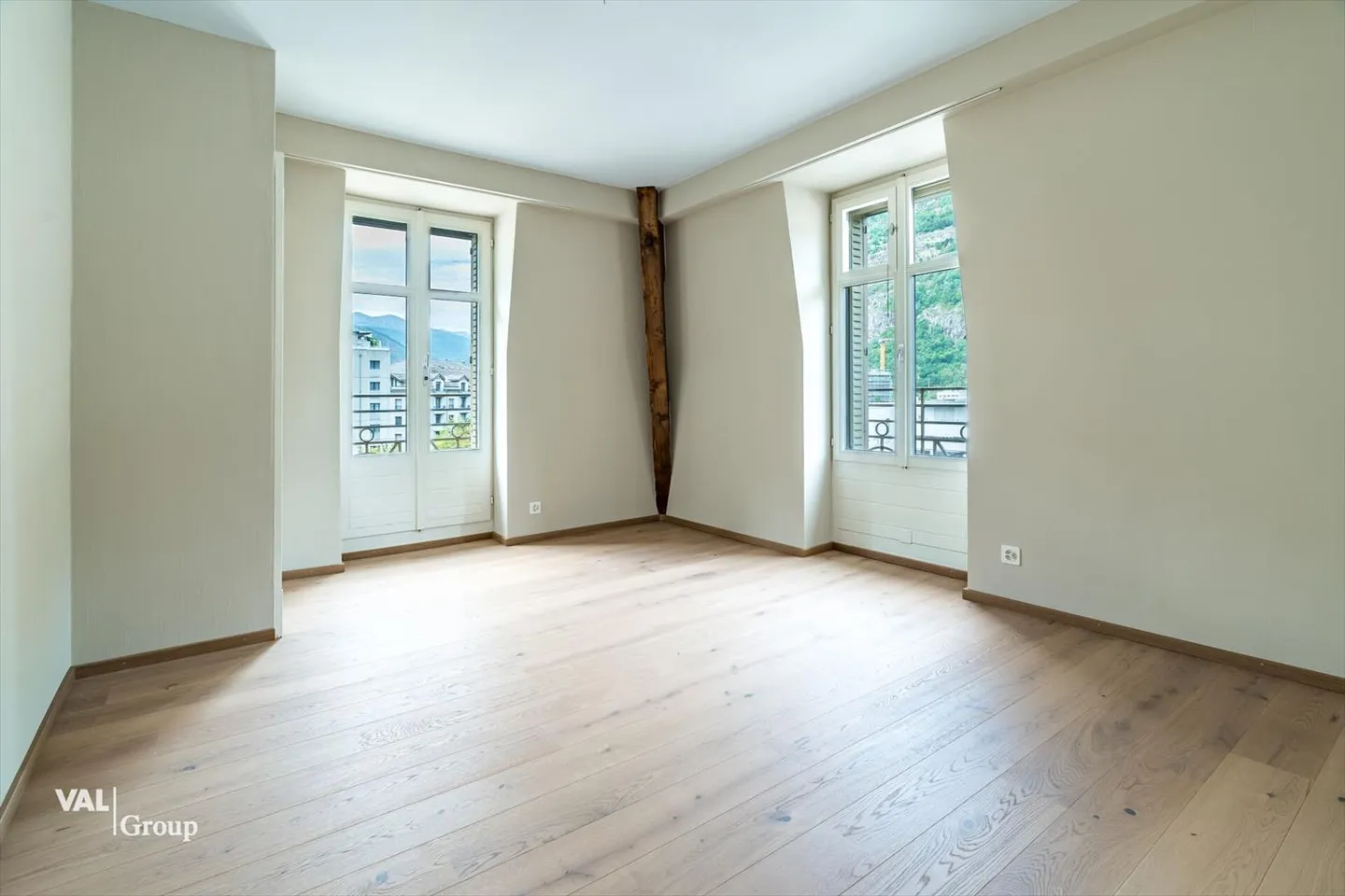 Dreamlike 5.5-Room Duplex Apartment in the Heart of Brig - Urban Charm Meets Modern Comfort - Photo 8 of 13