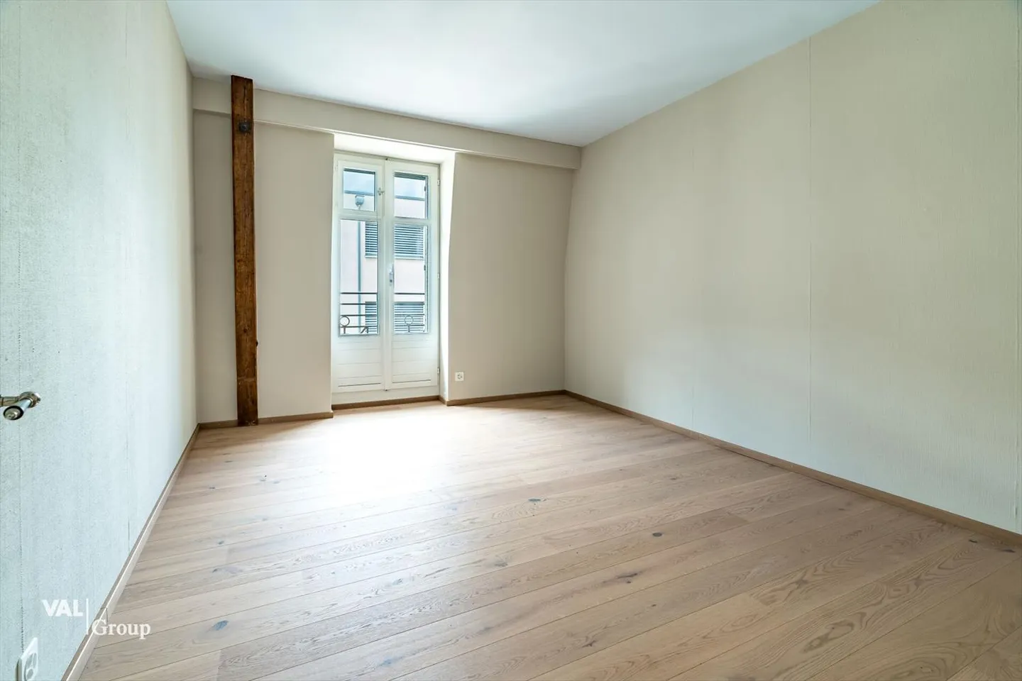 Dreamlike 5.5-Room Duplex Apartment in the Heart of Brig - Urban Charm Meets Modern Comfort - Photo 9 of 13
