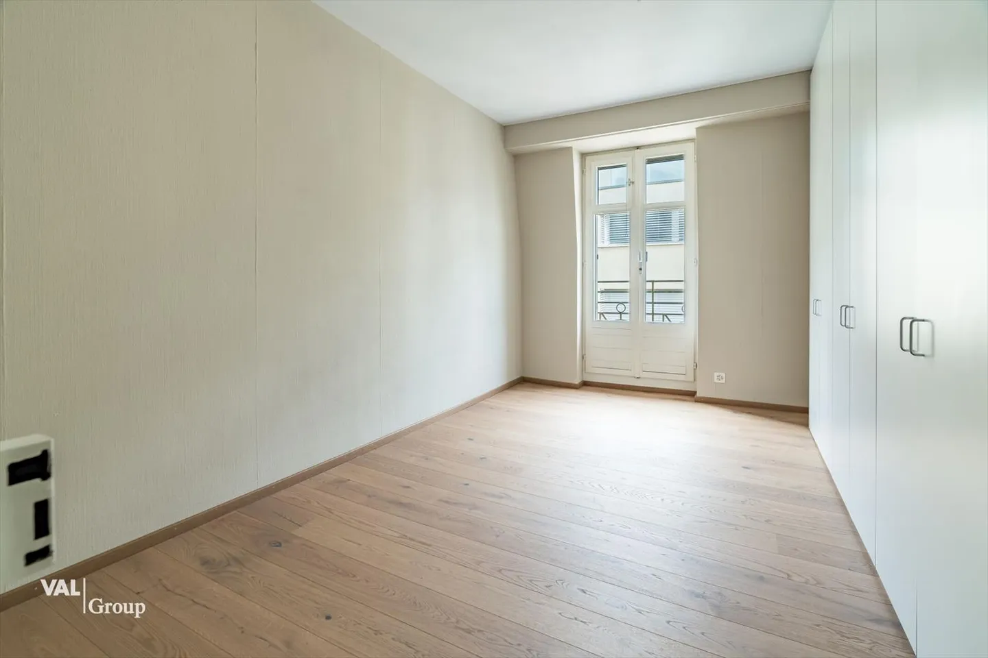 Dreamlike 5.5-Room Duplex Apartment in the Heart of Brig - Urban Charm Meets Modern Comfort - Photo 10 of 13