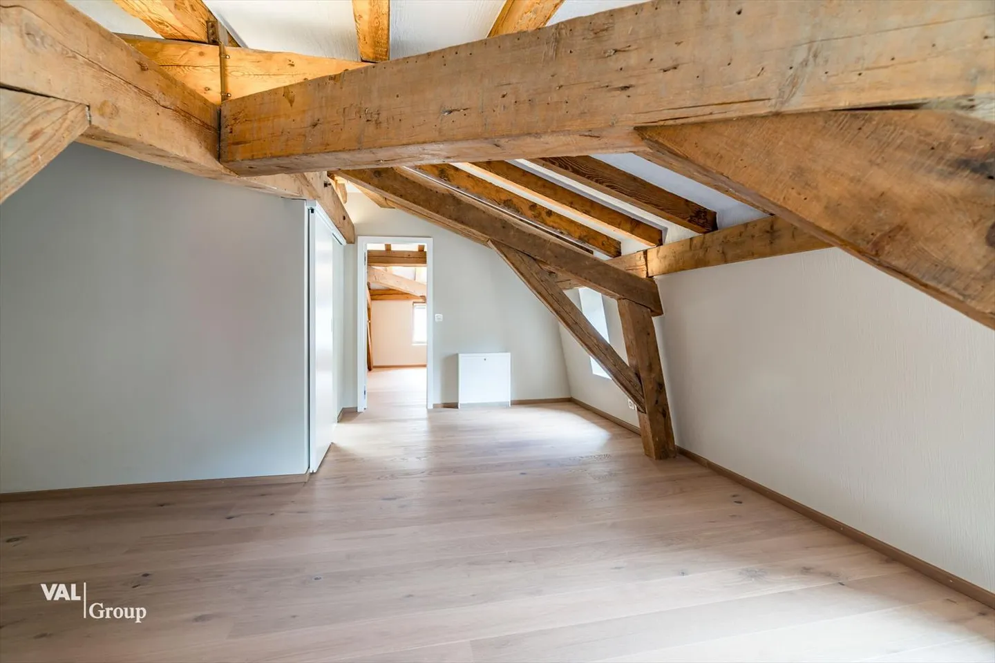 Dreamlike 5.5-Room Duplex Apartment in the Heart of Brig - Urban Charm Meets Modern Comfort - Photo 12 of 13