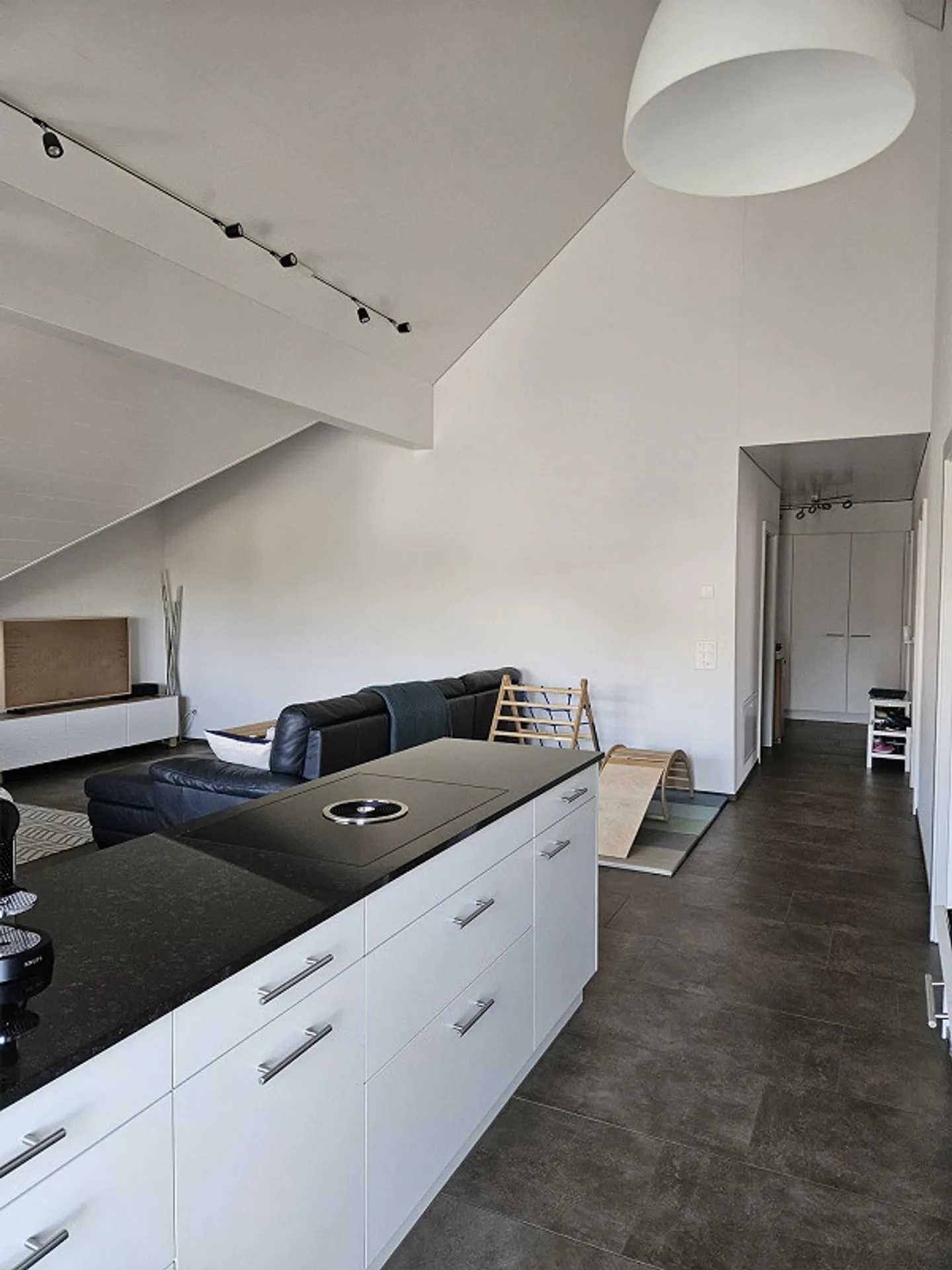 Appartement de 4,5 pièces à louer dans les combles - Photo 2 sur 15