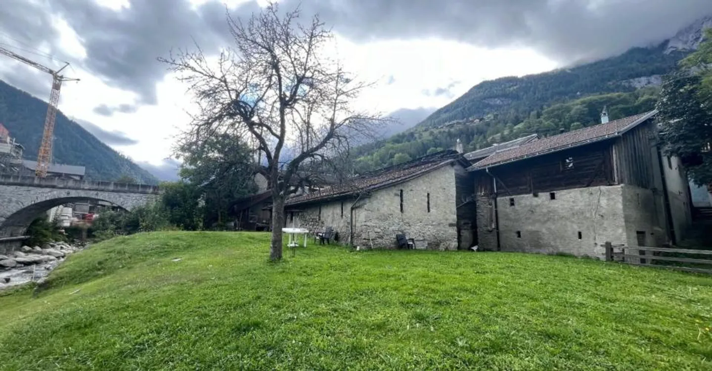 In the heart of the village of Orsières, house and barn to renovate with beautiful outdoor space - Photo 7 of 12