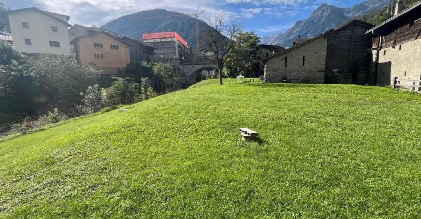 In the heart of the village of Orsières, house and barn to renovate with beautiful outdoor space - Photo 9 of 12