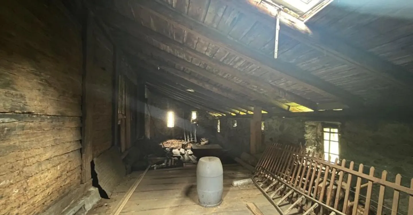 In the heart of the village of Orsières, house and barn to renovate with beautiful outdoor space - Photo 11 of 12