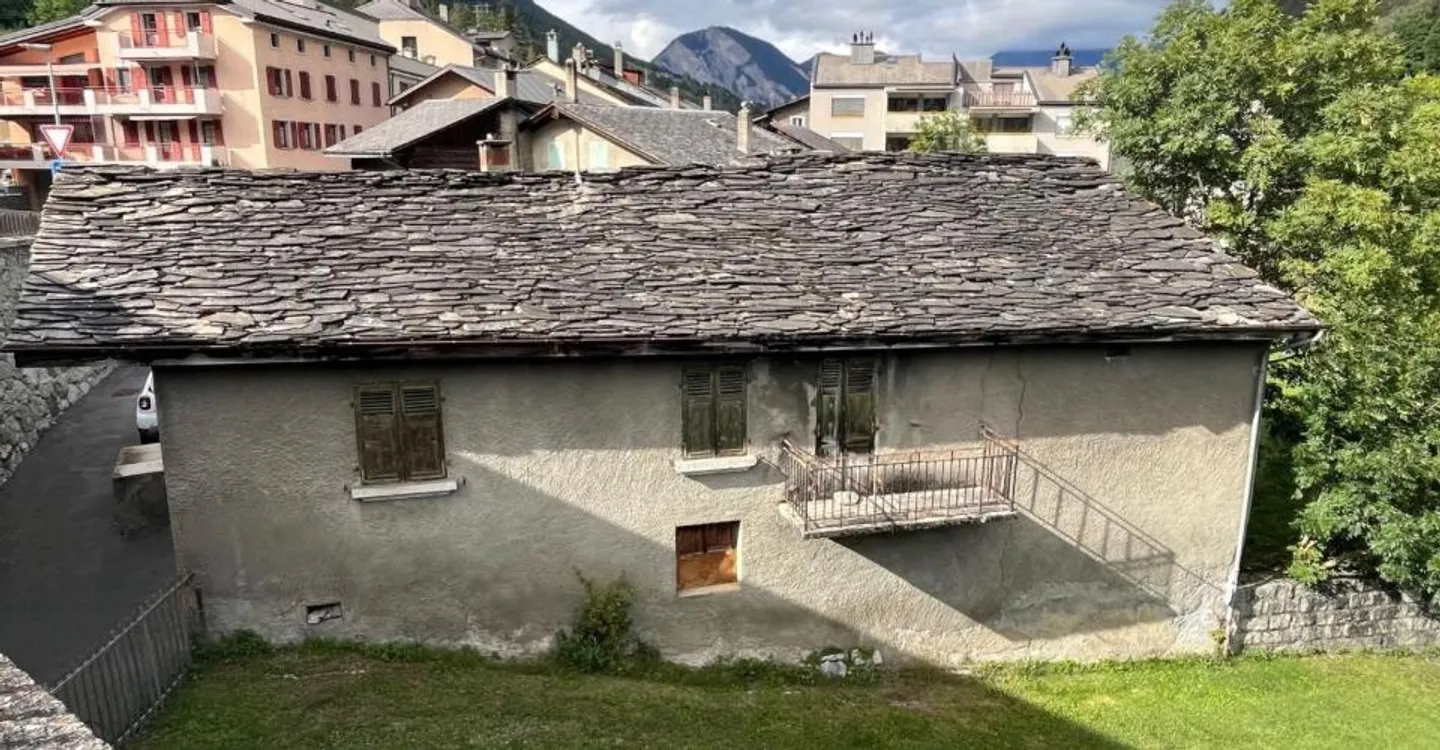 In the heart of the village of Orsières, house and barn to renovate with beautiful outdoor space - Photo 4 of 12